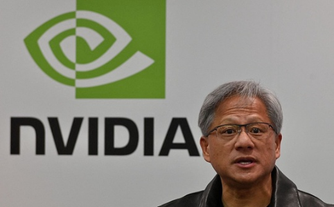 英伟达财报超预期：AI算力需求强劲，营收创新纪录