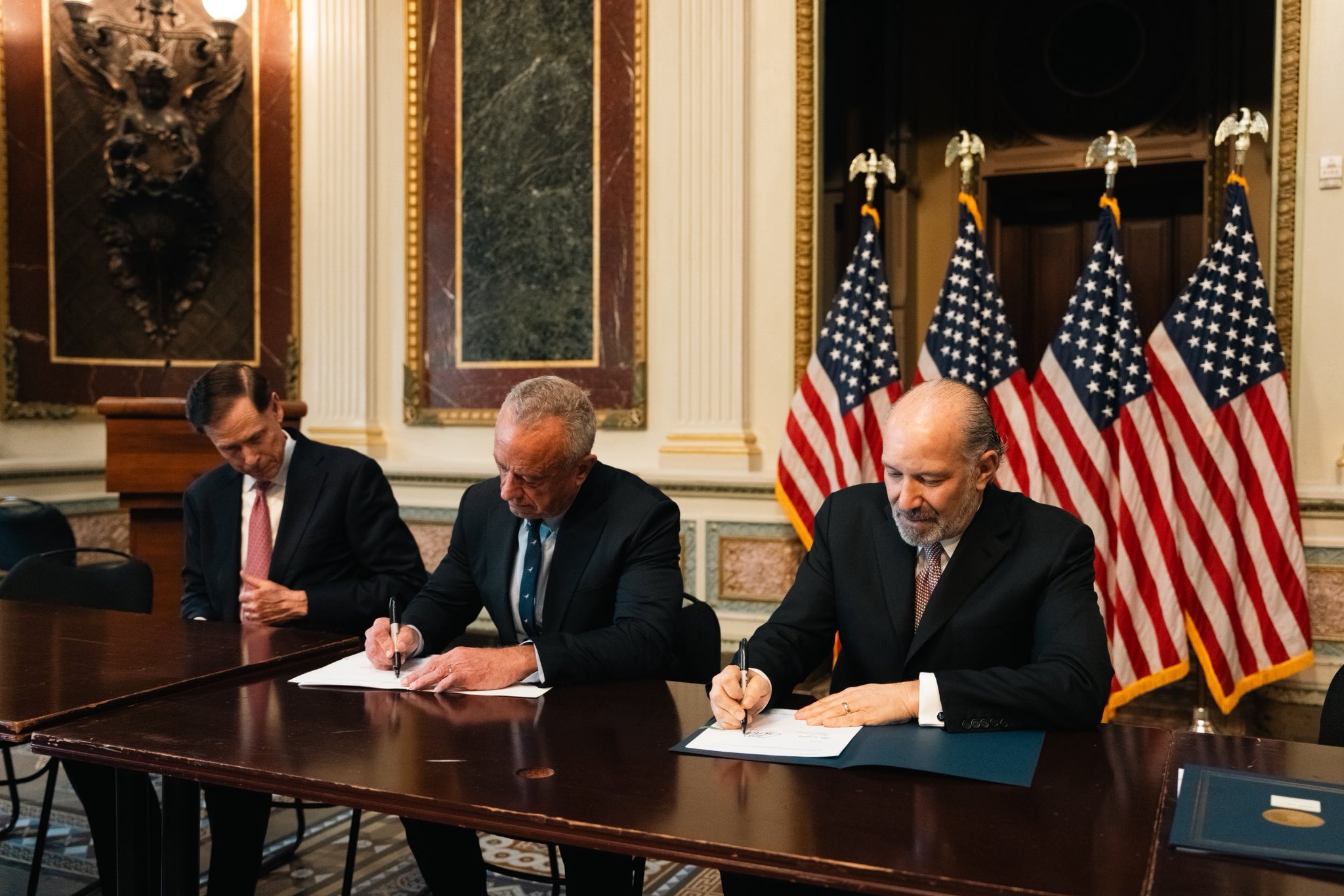 华尔街投行深度绑定稳定币：政治关联成新风险变量