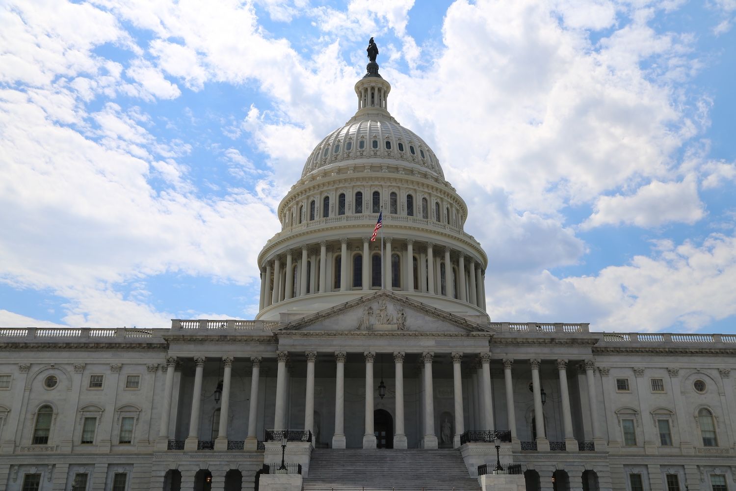 蒂利斯力推法案延至五月审议