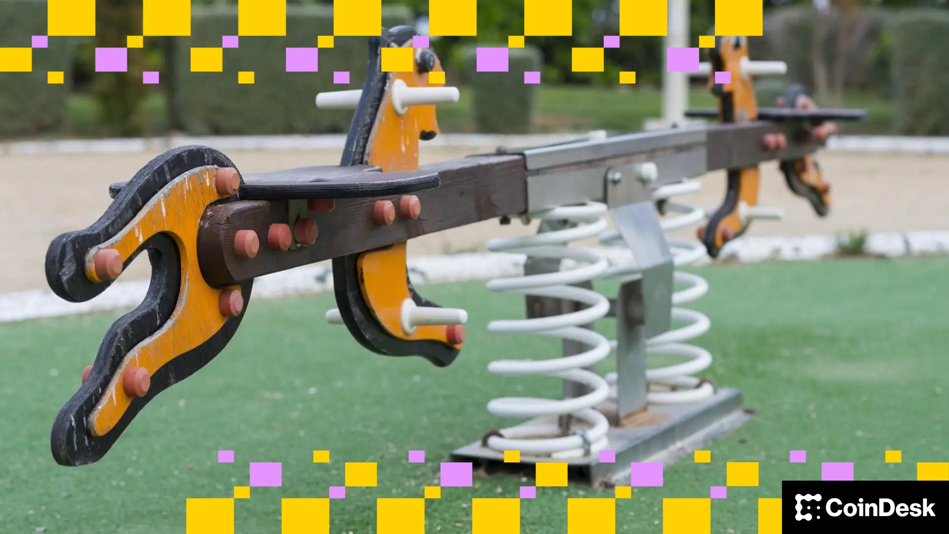 比特币价格波动引发罕见的拆分清算，多空双方均遭受损失。